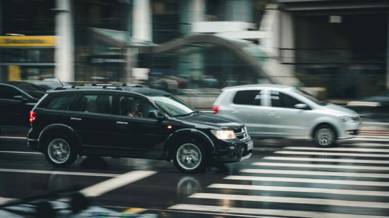 Comparación de seguros de auto en Chile destacando precios y coberturas para proteger vehículos ante robos y accidentes
