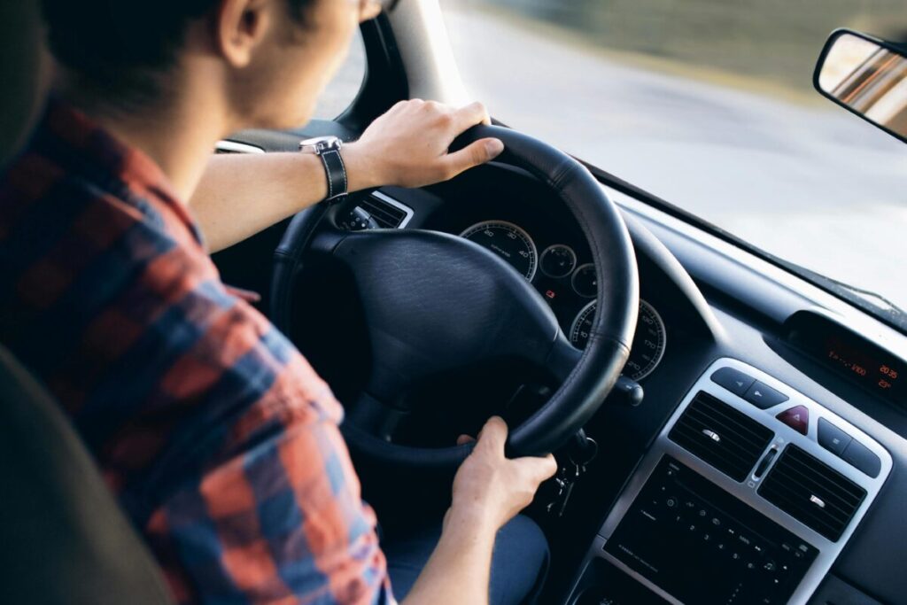 Conducir el coche de otro puede afectar la cobertura del seguro si no se declara