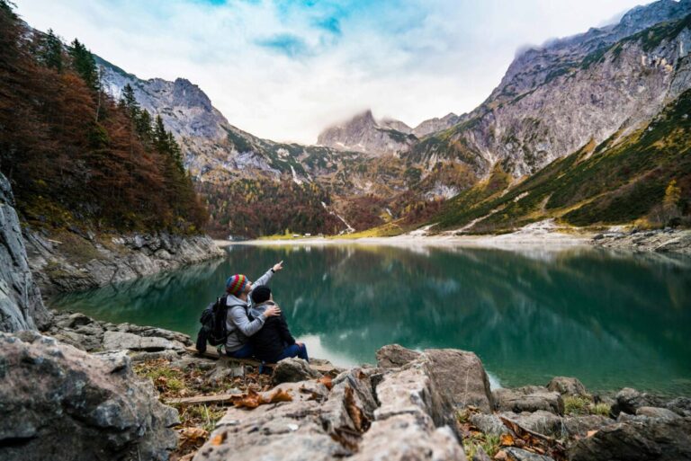 Turistas mexicanos disfrutando destinos internacionales con cobertura de seguros de viaje, reflejando el auge del turismo emisivo en México