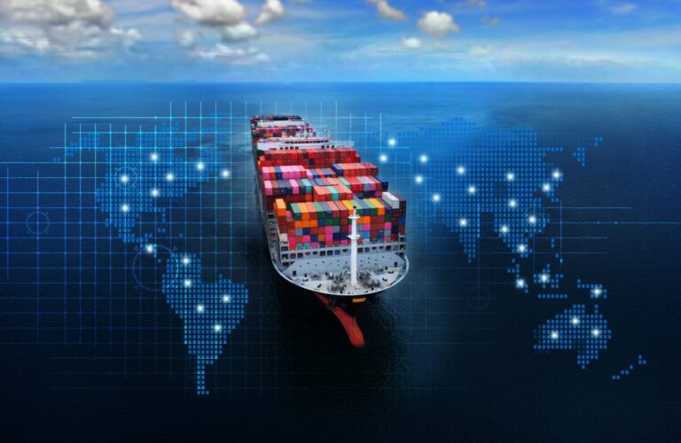 Buque de carga con contenedores navegando en rutas internacionales, representando la digitalización y riesgos globales del mercado de seguros marítimos
