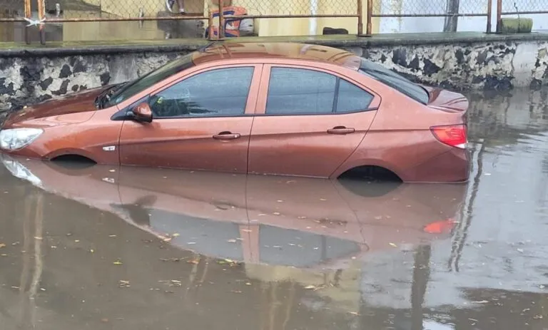 Ciudad de Veracruz con calles inundadas y viviendas y autos dañados por inundaciones