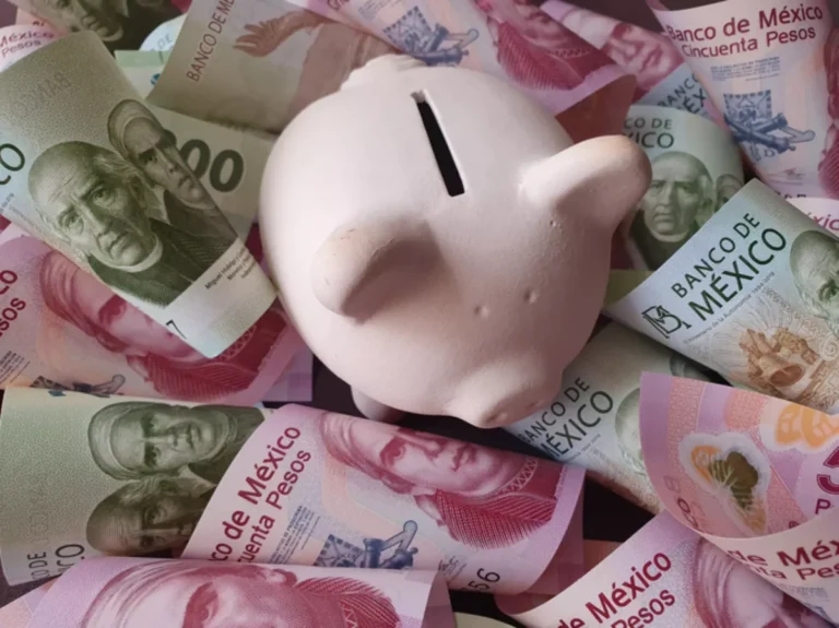 Familia en México analizando su cobertura familiar de seguro médico durante consulta con asesor de seguros