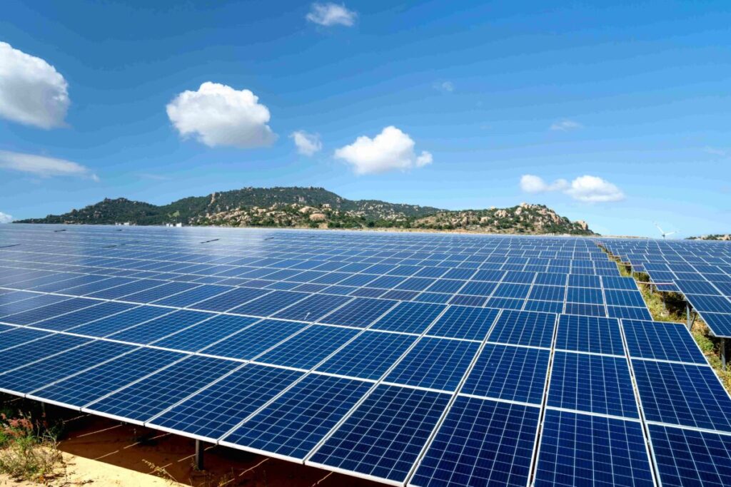 Vista aérea de infraestructuras energéticas evaluadas para seguros de energía en España, con cielo despejado y entorno técnico-profesional