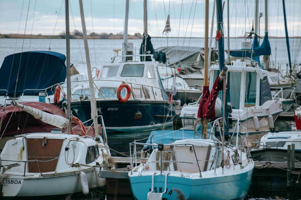 embarcación hundida en la bahía de La Paz reflejando remediación ambiental y riesgo costero