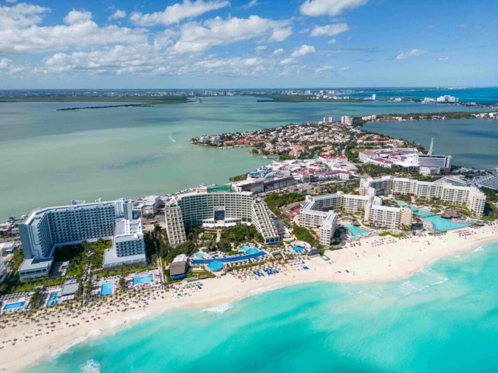 Fotografía profesional de un hotel en Cancún con elementos visuales relacionados con seguridad y prevención de riesgos