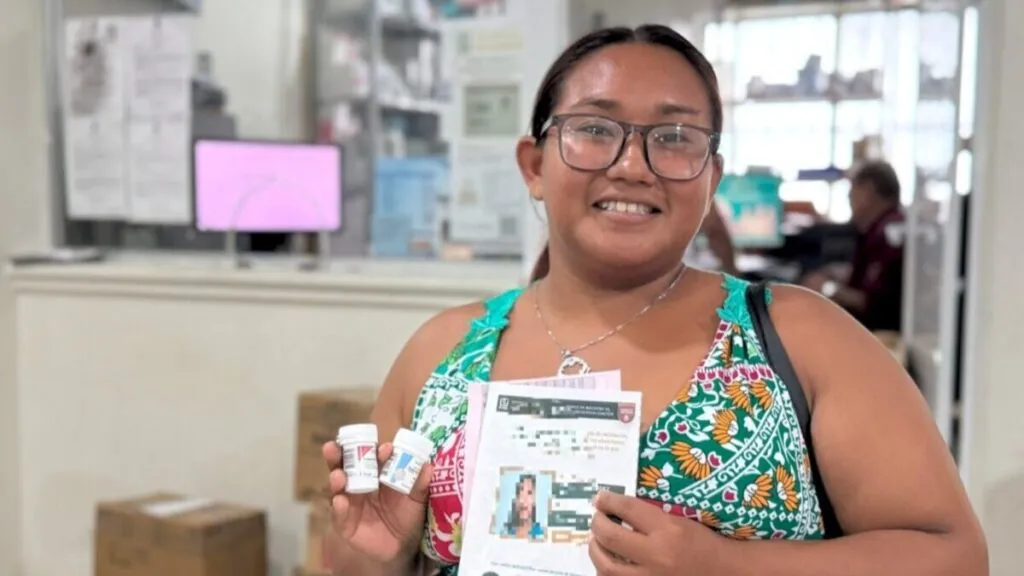 Aprendices del programa Jóvenes Construyendo el Futuro recibiendo atención médica en una clínica del IMSS en México