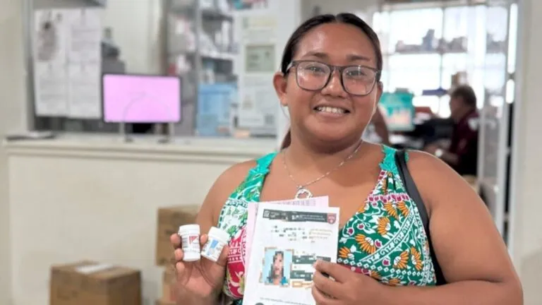 Aprendices del programa Jóvenes Construyendo el Futuro recibiendo atención médica en una clínica del IMSS en México