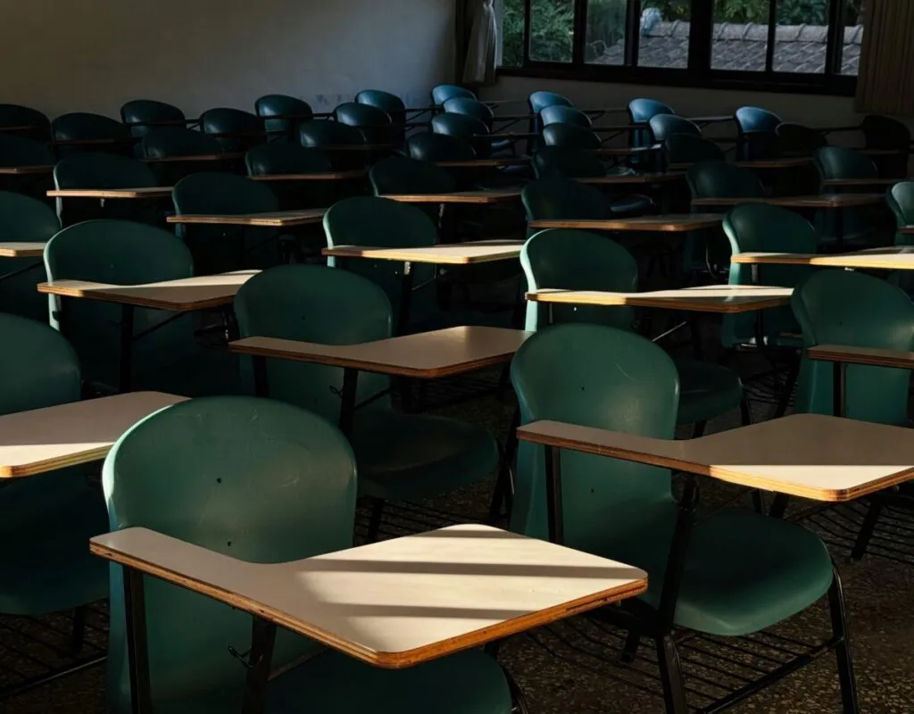 Estudiantes mexicanos protegidos con seguro escolar obligatorio, garantizando seguridad y cobertura ante emergencias en escuelas públicas