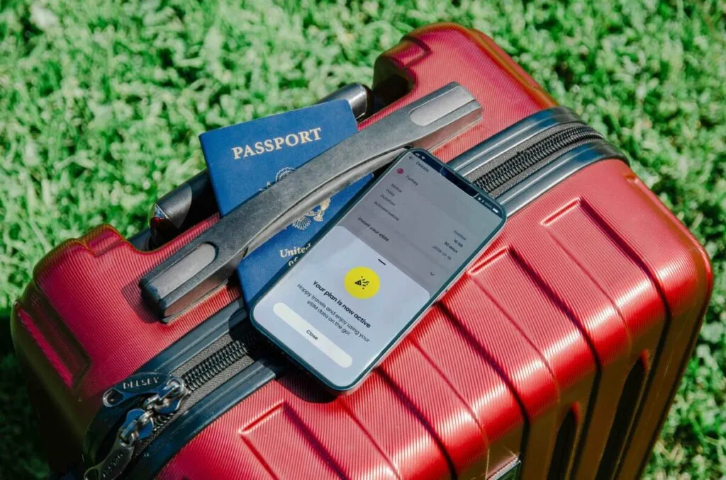 Pasaporte español, maleta de viaje y póliza digital como elementos clave en seguros de viaje recomendados