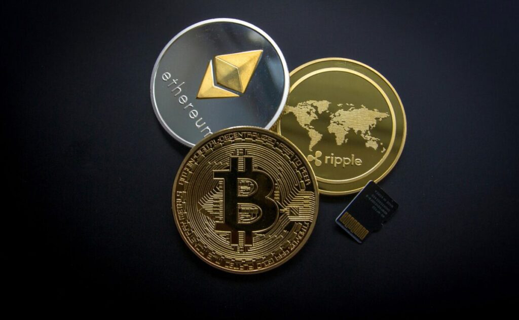 Representación moderna de seguros de vida con elementos visuales de Bitcoin y tecnología financiera