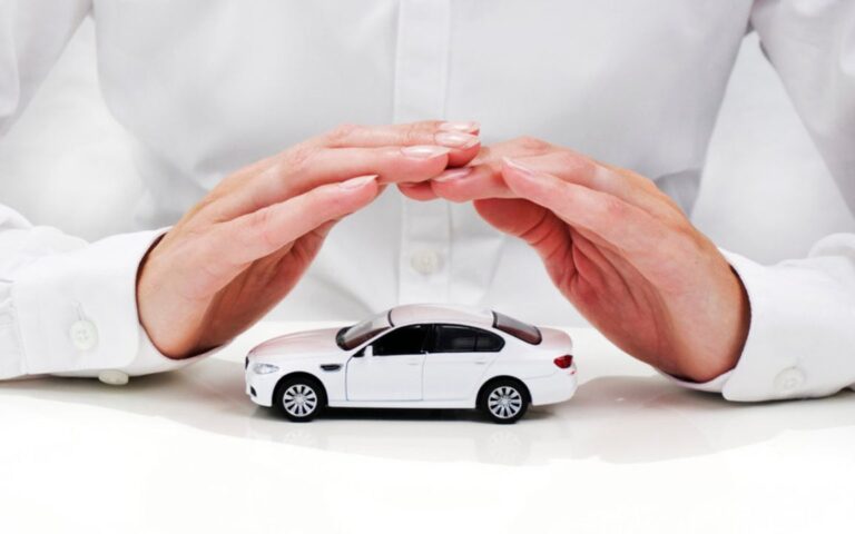 Conductor en México revisando su póliza de seguro de auto ante un aumento en el costo anual por cambios fiscales.