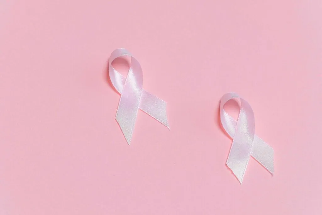 Persona firmando contrato de seguro tras superar un cáncer, representando el derecho al olvido oncológico.