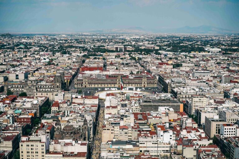 magen editorial que representa la falta de seguros para condominios en México, mostrando edificios multifamiliares sin protección financiera