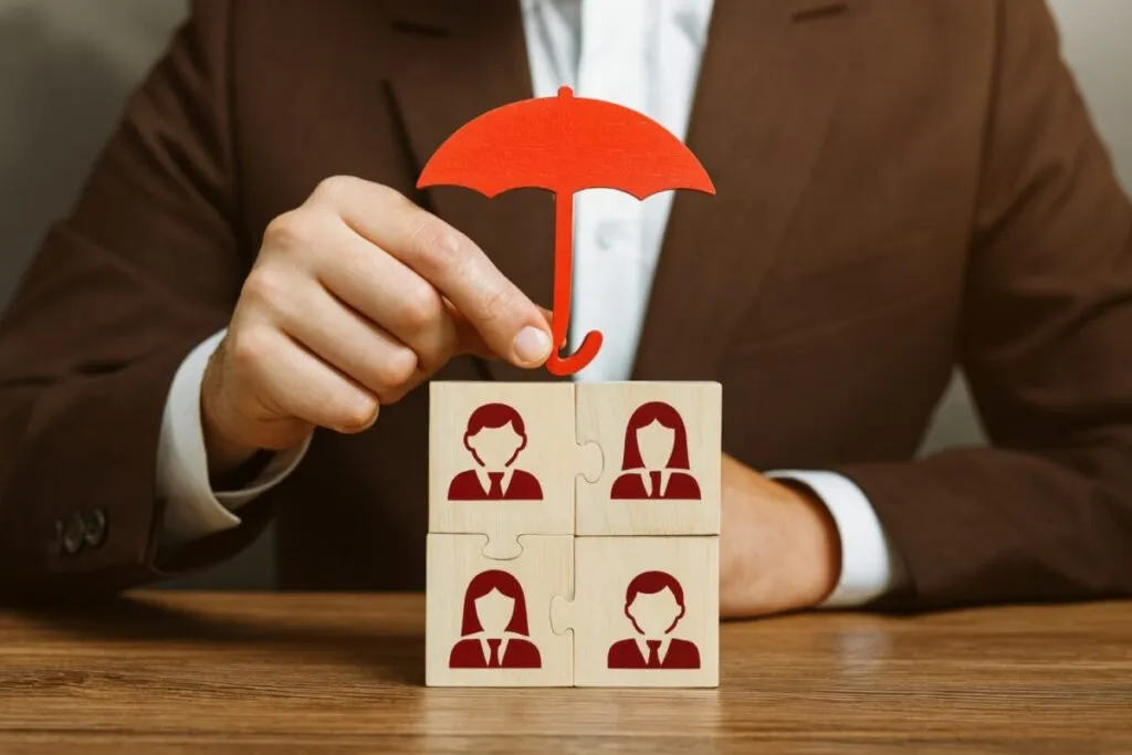 Directivo revisando documentos de seguro D&O en una oficina corporativa, protección legal y financiera