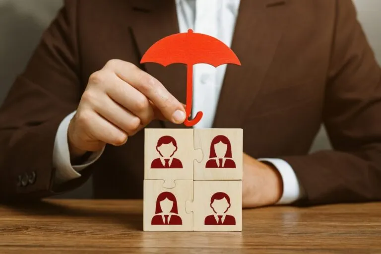 Directivo revisando documentos de seguro D&O en una oficina corporativa, protección legal y financiera