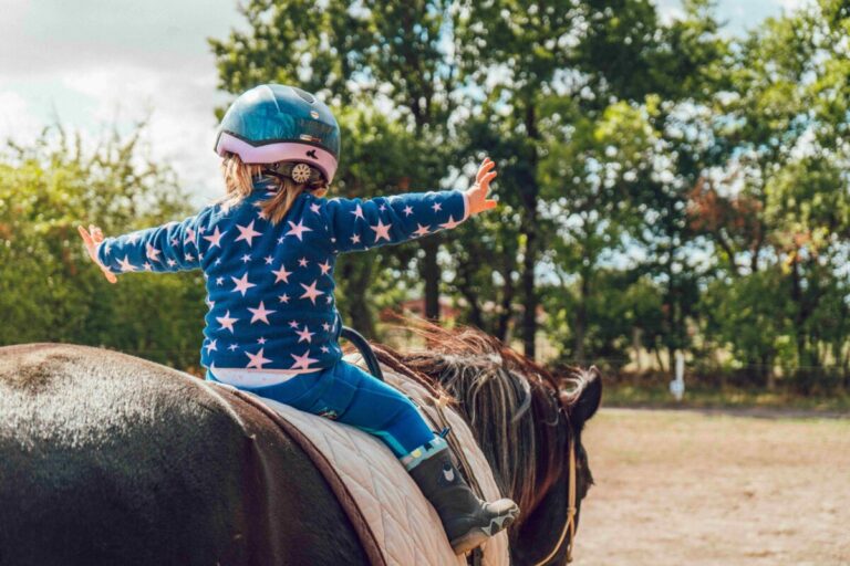 Jinete y caballo en centro hípico español protegidos con póliza integral que cubre accidentes y atención veterinaria