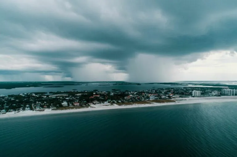 Fotografía editorial de un resort en la costa mexicana con tormenta al fondo, simbolizando la protección financiera de los seguros paramétricos