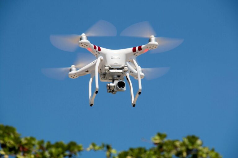 Dron volando sobre una casa en EE. UU. para inspección legal con licencia FAA