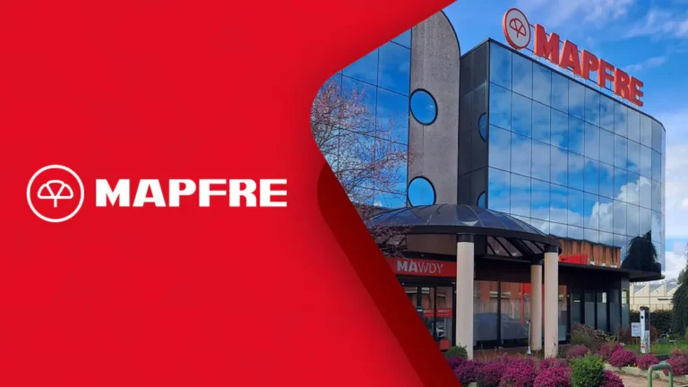 Fachada moderna de oficinas centrales de Mapfre representando crecimiento financiero y solidez aseguradora.