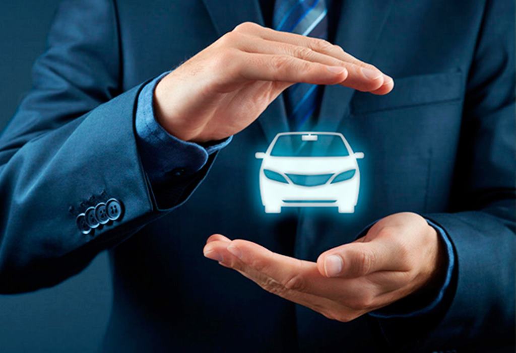 Comprador consulta guía para elegir autos seguros y eficientes en México con calificación de seguridad y eficiencia energética