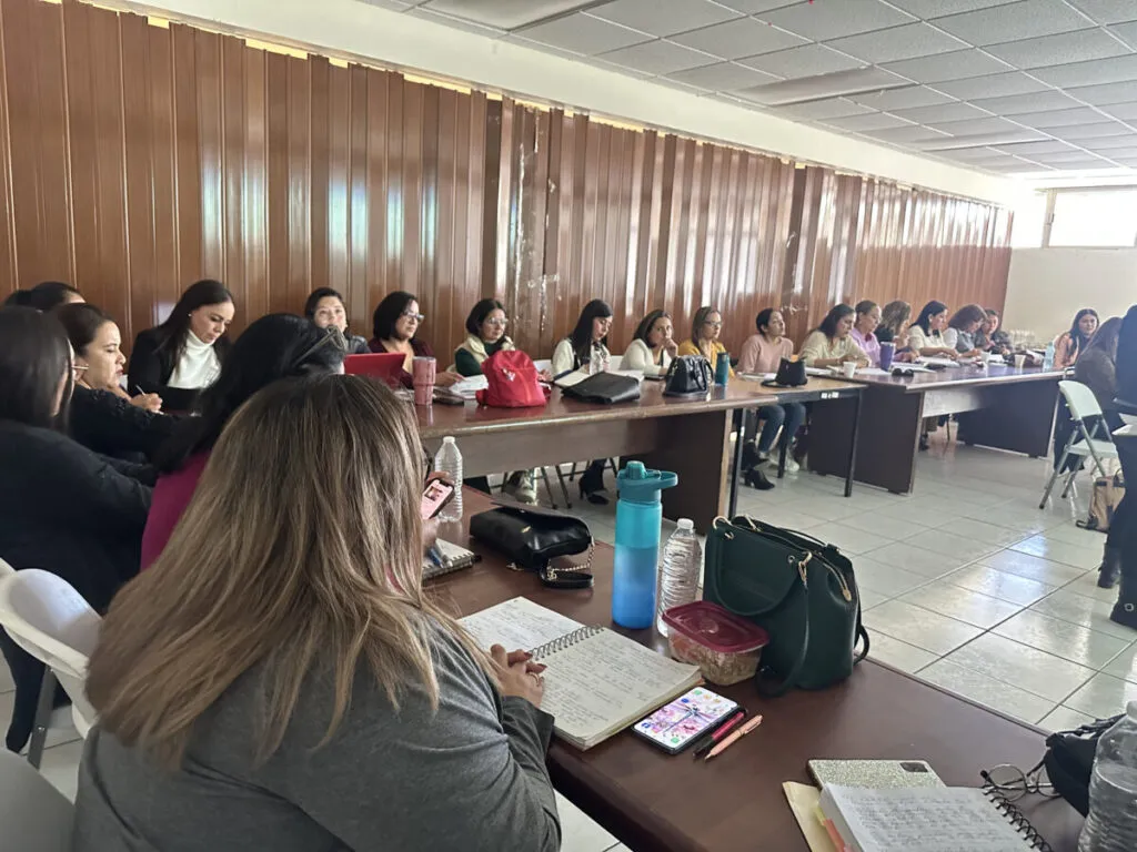 Persona revisa un seguro de vida a 10 años enfocado en protección temporal y metas financieras claras