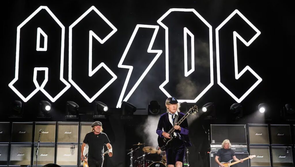 Escenario iluminado con público y elementos visuales del concierto de AC/DC en el Estadio GNP Seguros en México