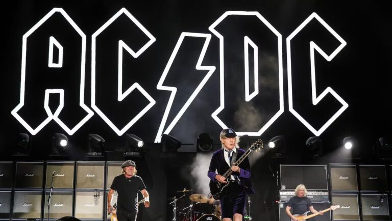 Escenario iluminado con público y elementos visuales del concierto de AC/DC en el Estadio GNP Seguros en México