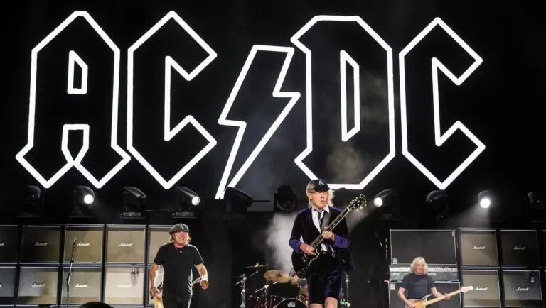 Escenario iluminado con público y elementos visuales del concierto de AC/DC en el Estadio GNP Seguros en México