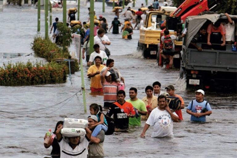 Desplazamiento por desastres naturales en México tras inundaciones y fenómenos climáticos extremos.