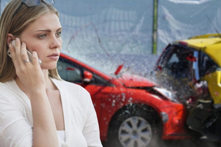 Vehículo detenido en ciudad de México mientras el conductor muestra su póliza de seguro de coche a la autoridad.