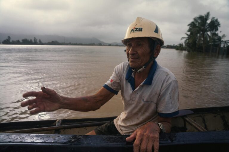 Pescador filipino en embarcación costeña trabajando en medio de clima cambiante asociado al seguro climático