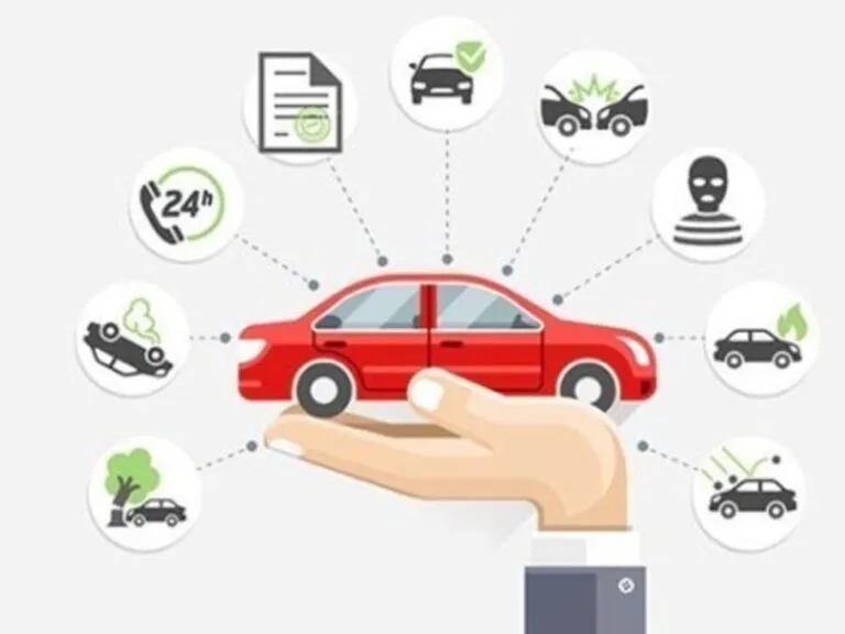 Persona revisando comparativa de tipos de seguros y costos en pantalla.