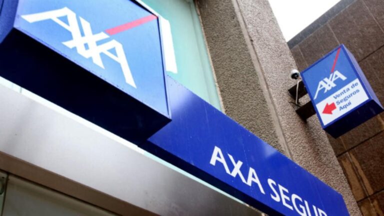 Fachada hospitalaria y documentos de seguro médico tras la decisión de AXA seguros sobre su red de cobertura