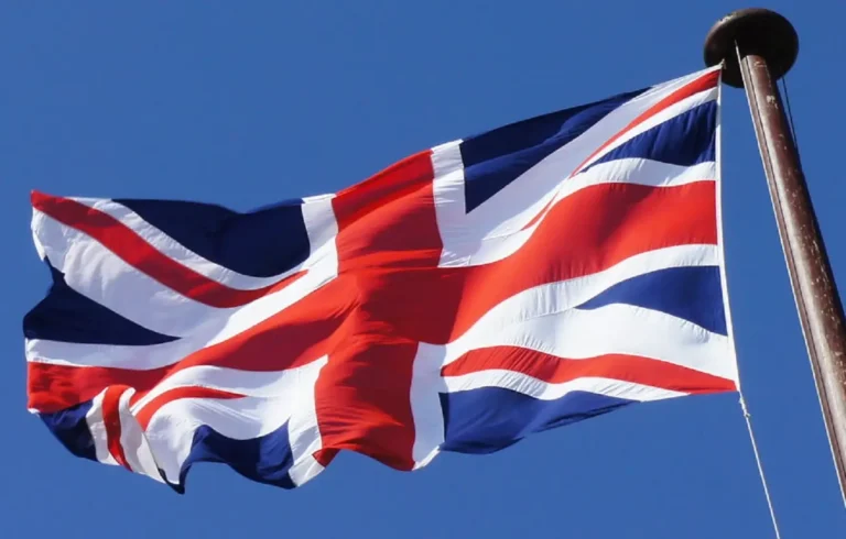 Tribunal de Apelación del Reino Unido con documento de contrato de seguro y balanza de justicia reflejando el deber de presentación justa