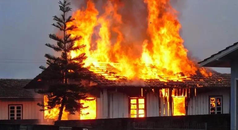 Reglas contra incendios en California se retrasan, afectando la protección de viviendas y la evaluación de riesgos aseguradores.