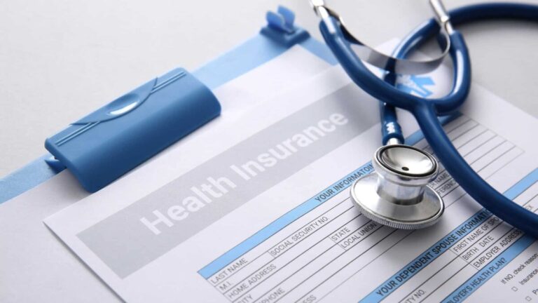 Paciente y médico revisan una negativa del seguro médico y el proceso de apelación para obtener cobertura de tratamiento