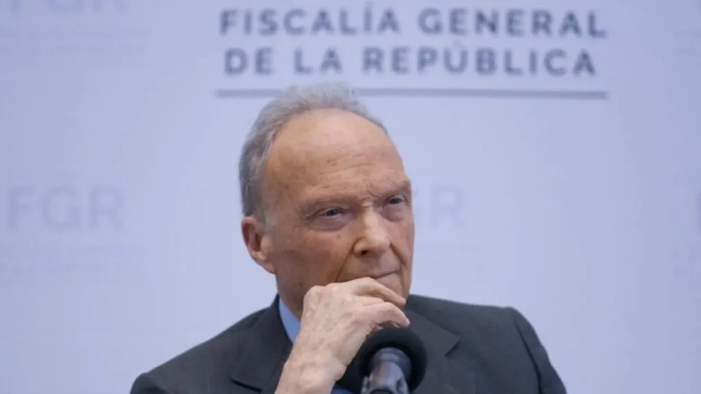 Documentos financieros que ilustran las pólizas médicas premium contratadas por la FGR