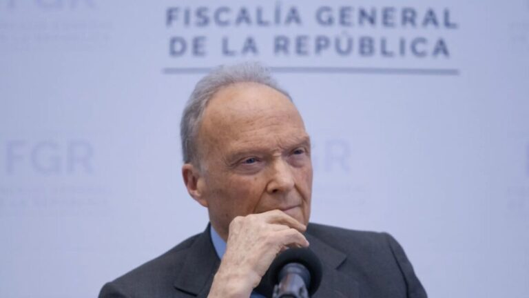 Documentos financieros que ilustran las pólizas médicas premium contratadas por la FGR