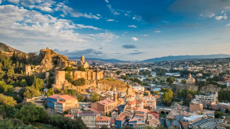 Seguro médico obligatorio en Georgia para visitantes extranjeros con cobertura mínima y vigencia durante toda la estancia