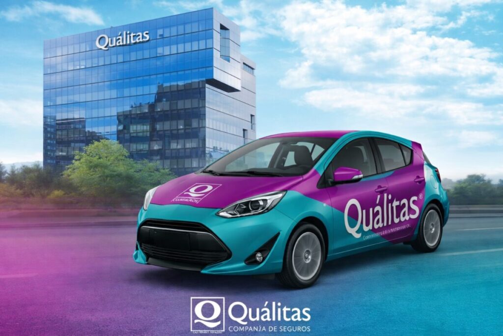 Auto con imagen de Quálitas frente al edificio del dueño de Grupo Quálitas en México