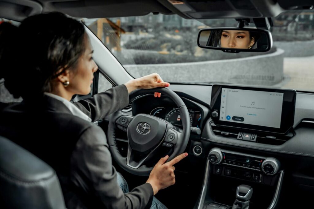 Mujeres lideran contratación de seguros individuales, destacando en salud, vida y decesos