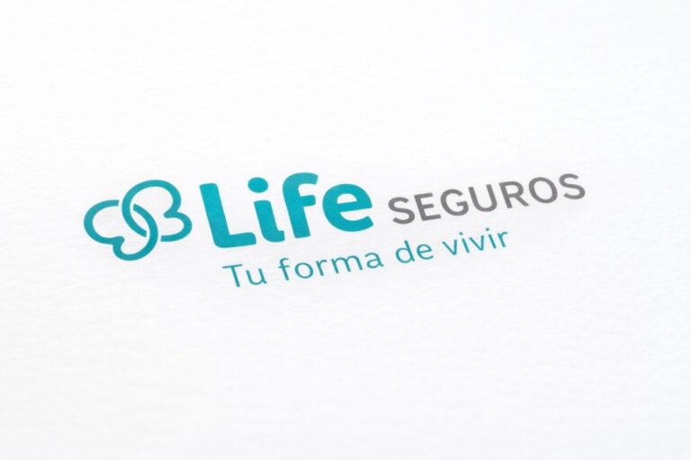 Equipo de trabajo de aseguradora analiza datos financieros optimizados por Oracle Cloud