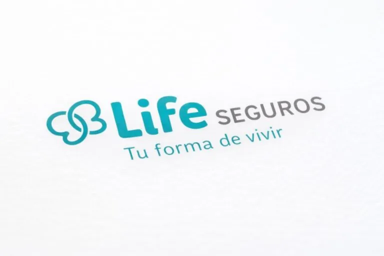 Equipo de trabajo de aseguradora analiza datos financieros optimizados por Oracle Cloud