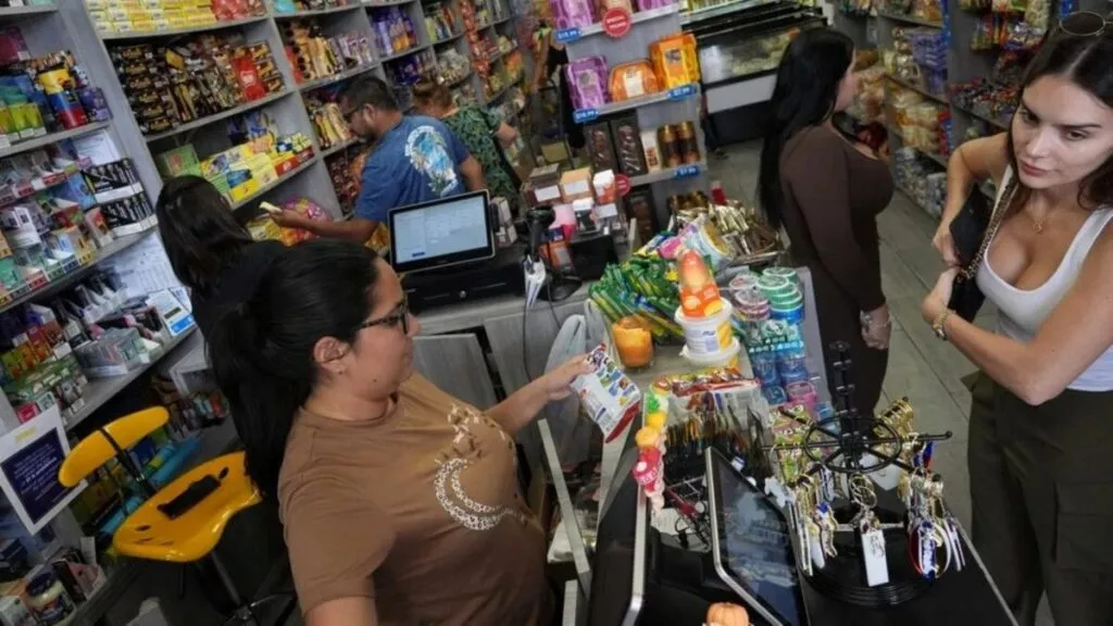 Ilustración de pequeños negocios enfrentando la pérdida del seguro médico por el aumento de primas en Estados Unidos