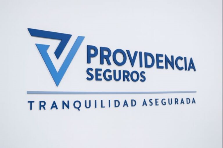 Representación visual de una campaña de seguro contra crisis personales en Argentina, con enfoque emocional y cultural