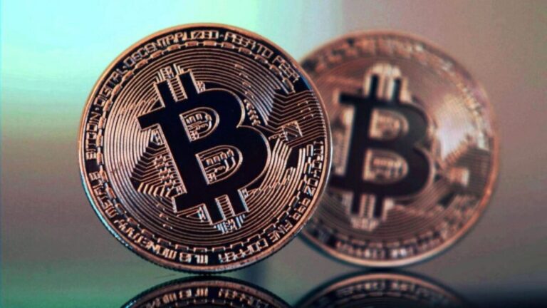 Gráfico financiero con símbolo de Bitcoin que representa el uso del seguro de Bitcoin como herramienta de diversificación para aseguradoras