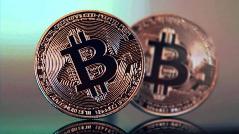 Gráfico financiero con símbolo de Bitcoin que representa el uso del seguro de Bitcoin como herramienta de diversificación para aseguradoras