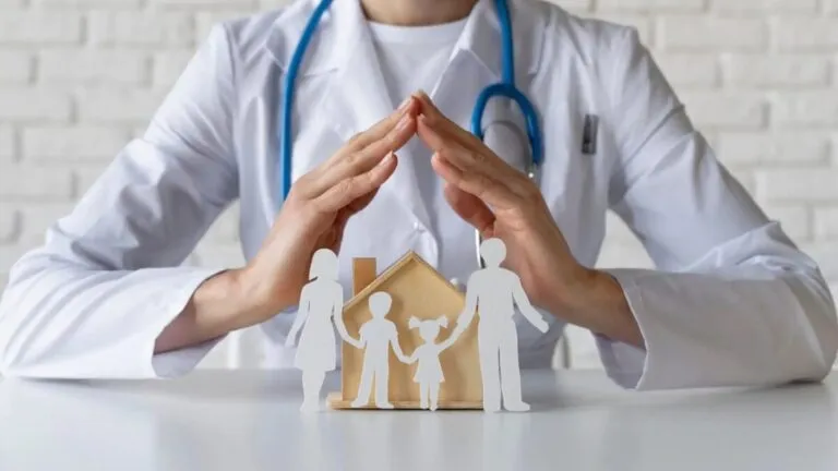 Ilustración editorial sobre el aumento del seguro médico y la revisión de opciones de cobertura de salud