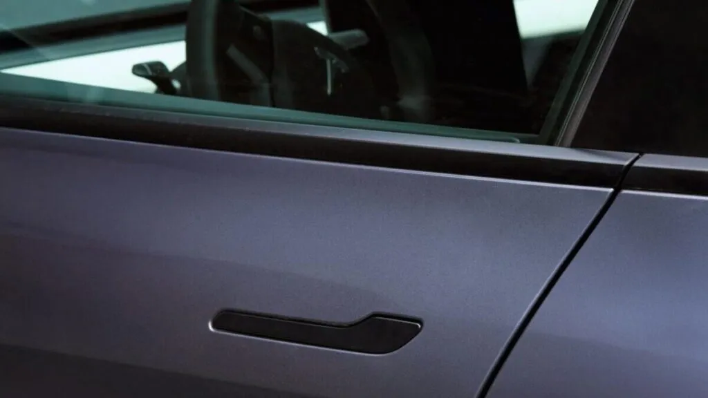 Tesla y sistemas de puertas electrónicas que influyen en la evaluación de riesgos y seguros de automóviles