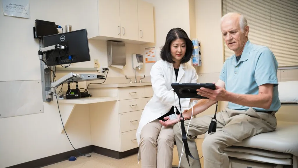 Incremento de seguros médicos afecta a adultos mayores por inflación médica y costos hospitalarios